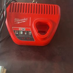 12 V Milwaukee 12 V Charger
