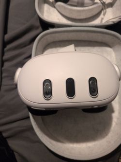Oculus quest 3 with the case and charger