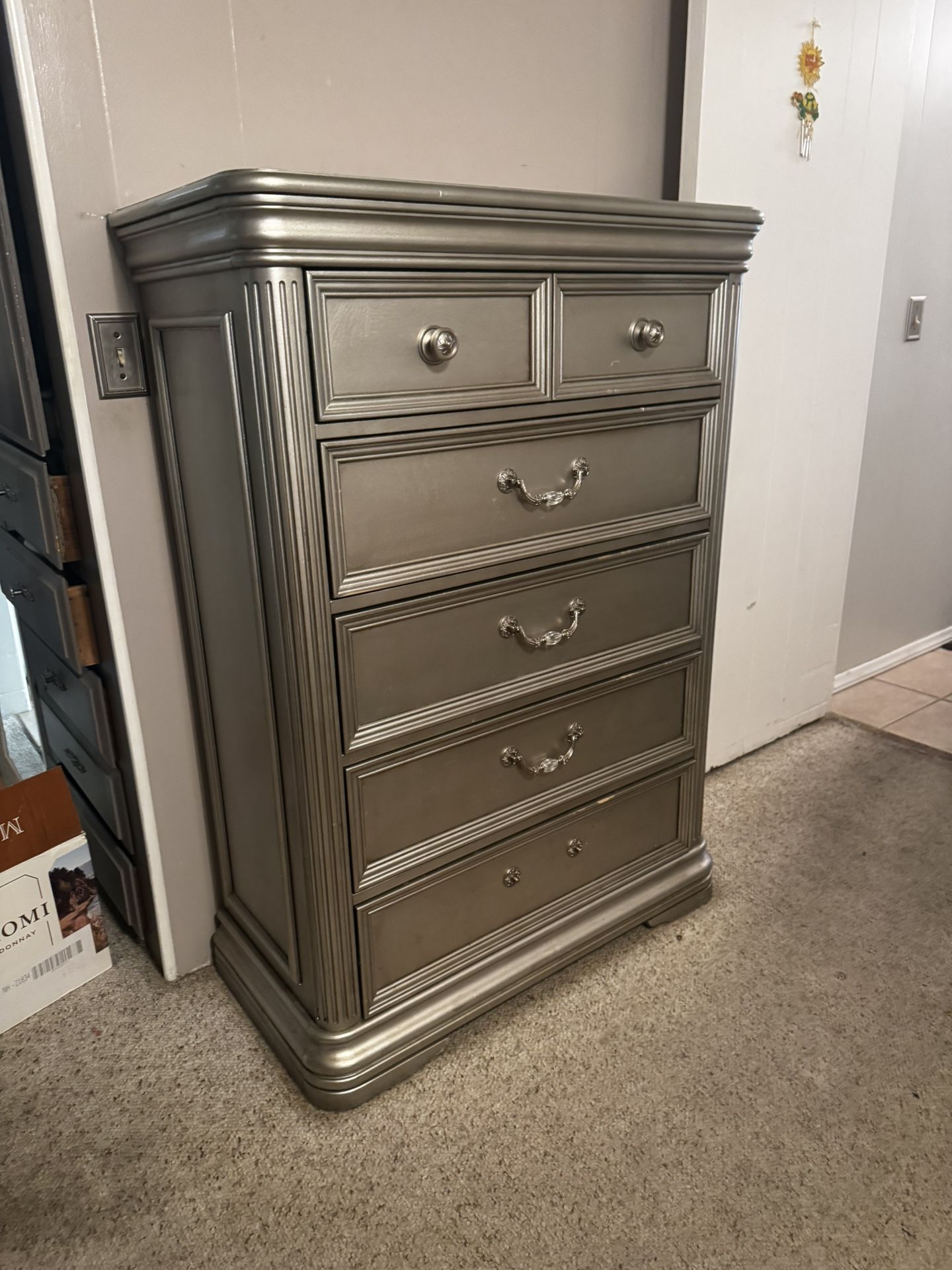 King Set Bedroom, Two Night Stands, Dresser And Chest