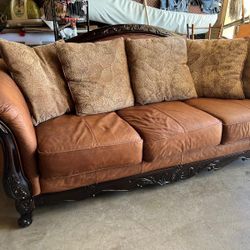 Leather Sofa/sofas De Piel. If Bundled With Coffee Table. I'll Sell Them Together For $270.  They Are A Set. 
