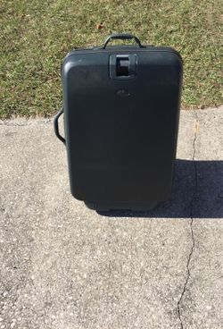 Nice samsonite hard shell suit case on wheels