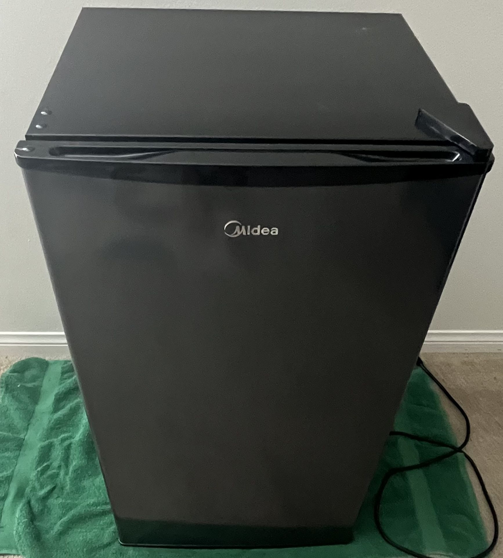 Midea Mini Fridge