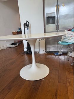 Round tulip table
