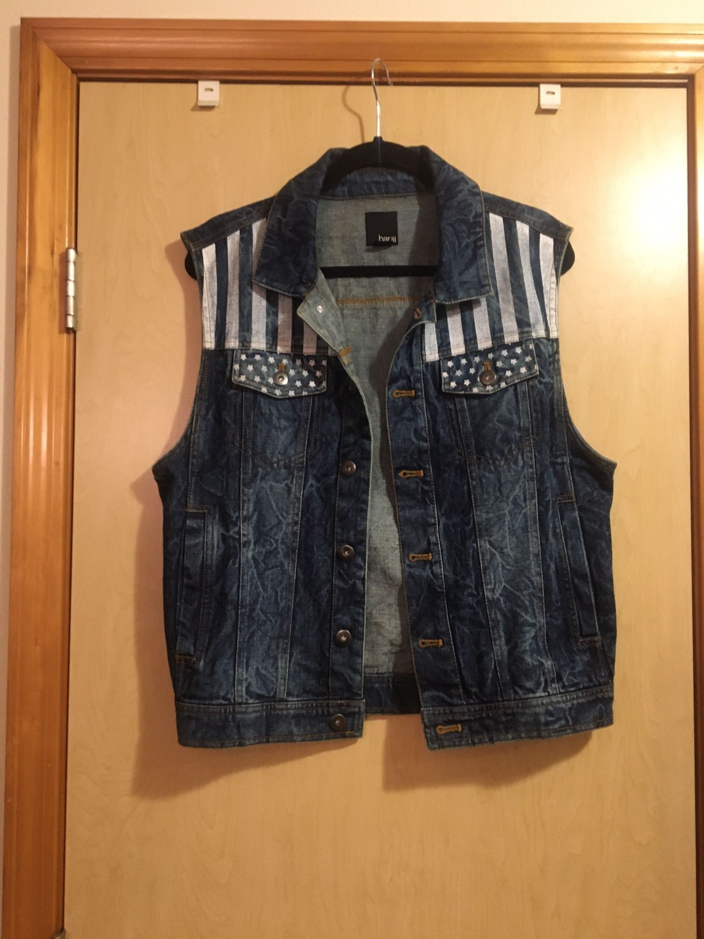 Like new size Small Men's Denim Vest Smoke free home