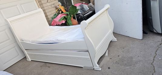 **Beatiful Cafe Kids twin sleigh bed with pull out trundle **