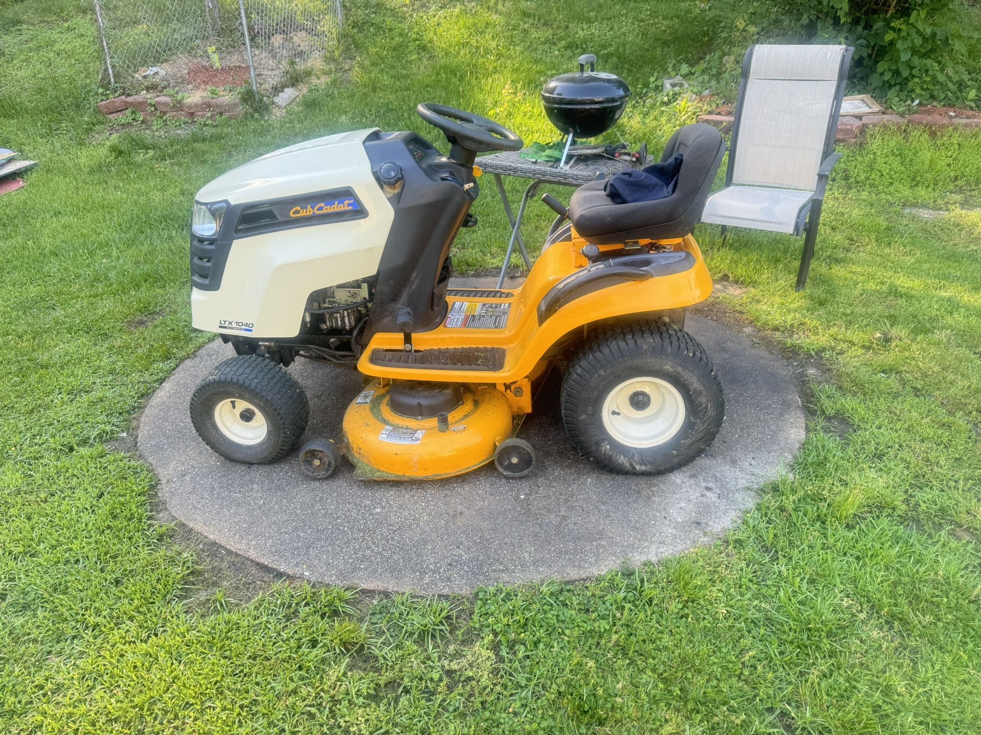 Cub Cadet LTX 1040 riding lawn Tractor