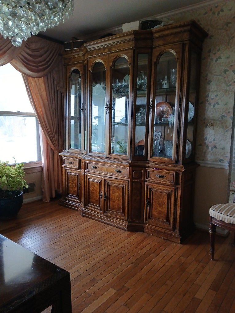 China Cabinet Two Glass Shelves Lights In The Ceiling