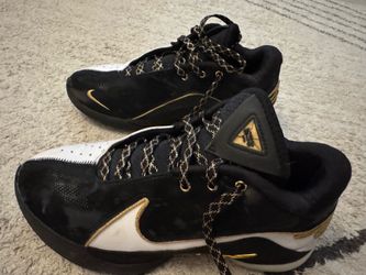 Nike LeBron Basketball Shoes (Black/Gold) – Size 8 – Near New – $200 Retail