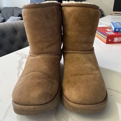 Ugg Mini Size 4 Women’s