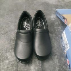 Women's Black slip resistant work shoes Size 9
