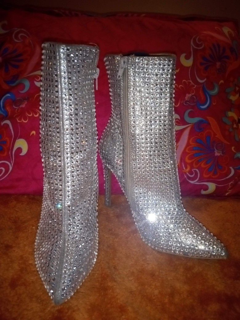 Subvención destacar Fructífero Steve Madden Wifey Rhinestone Boots , Mint condition-"8"Gently used for  Sale in Seattle, WA - OfferUp