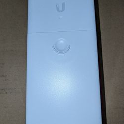 NANO SWITCH . Outdoor 4-port Poe Passthrough Switch