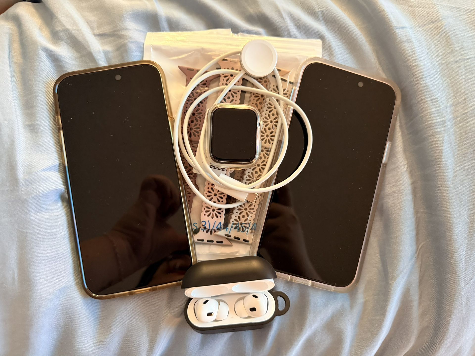 **GREAT HOLIDAY DEAL** (2) iPhone 15 Plus, Apple Watch Series 8 45mm, & AirPods Pro 2 **LIKE NEW**