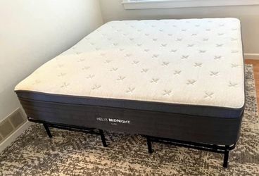 Like New King Helix Luxe Mattress / Como Nuevo Colchón Helix Tamaño Rey