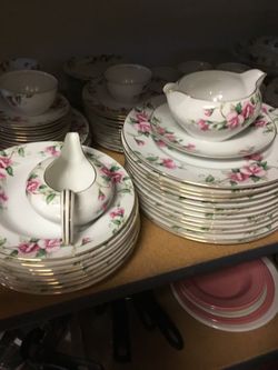 Una vajilla con más de 70 piezas todo nuevo lo estoy rematando por $65 muy lindo listo para estas Navidades