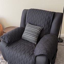 Electric Recliner (like new)