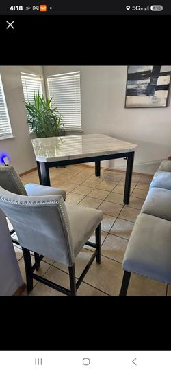 High top dining table/6 chairs very good condition