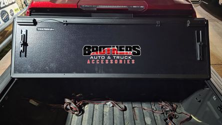 Tonneau Cover Flush Hard Bed Cover Tri-Fold Glossy Black Finish Bakflip G2 Tapaderas Al Raz de 3 Pedazos