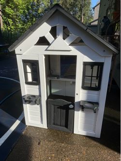 Kids outdoor playhouse