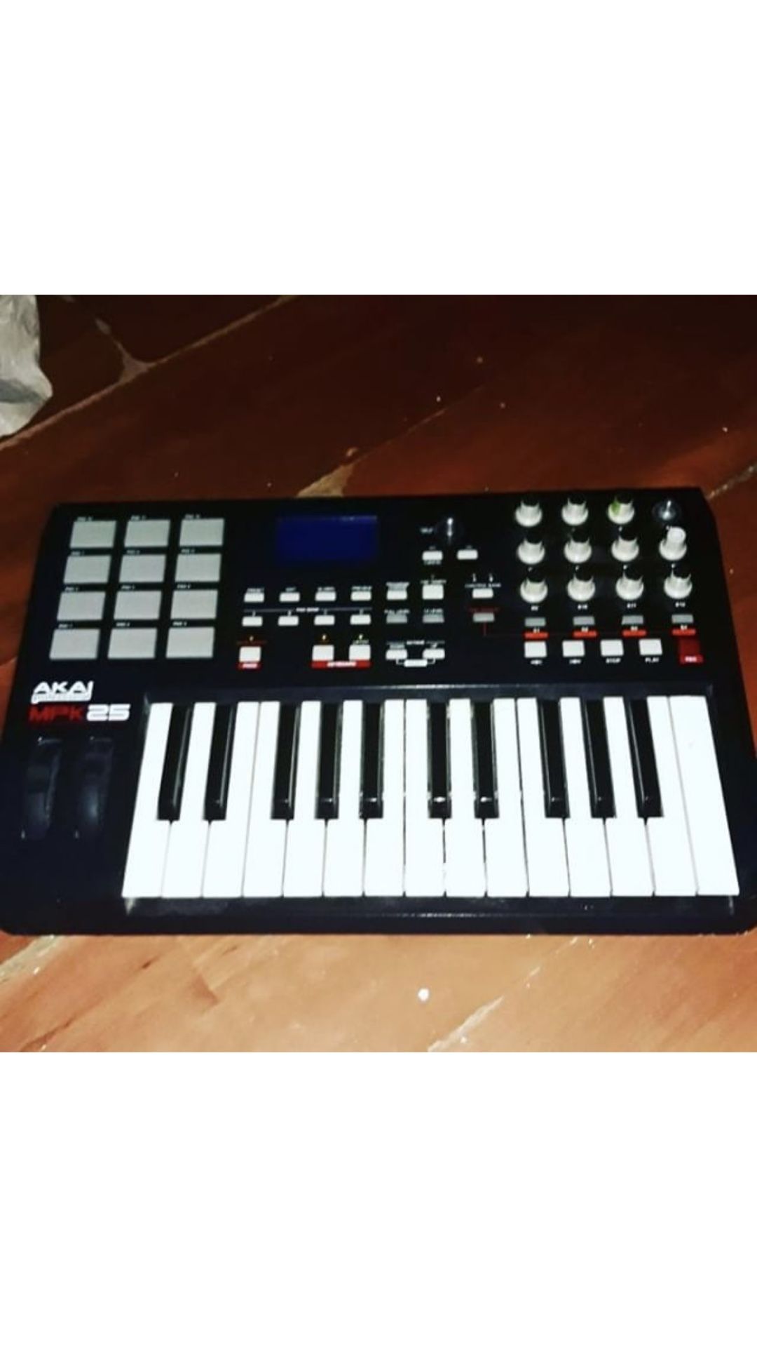 MPK 25 key and beat pad