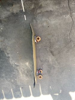 Selling skateboard, didn’t use it that much and it’s in good condition