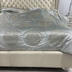 Gorgeous Hollywood King Size Bed Frame & Night Stand