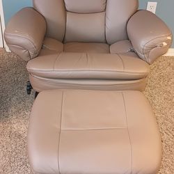 Stressless recliner chair with footrest