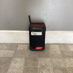 Milwaukee (2951-20) Portabale Bluetooth Am/Fm Radio With Battery And Charger 