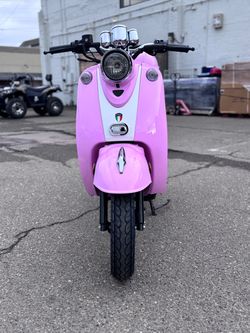 PINK RETRO STYLE 50CC MOPED GAS SCOOTER 