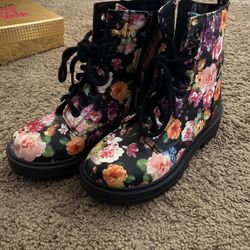 Girl Boots Size 71/2 Runs Small