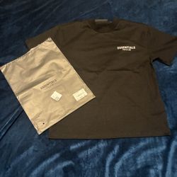 Essentials T Shirt Size Small 85$