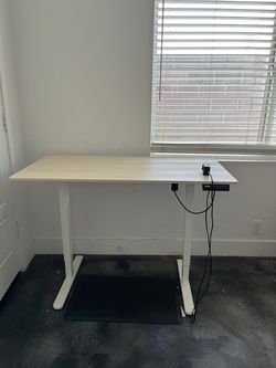 Electric standing desk