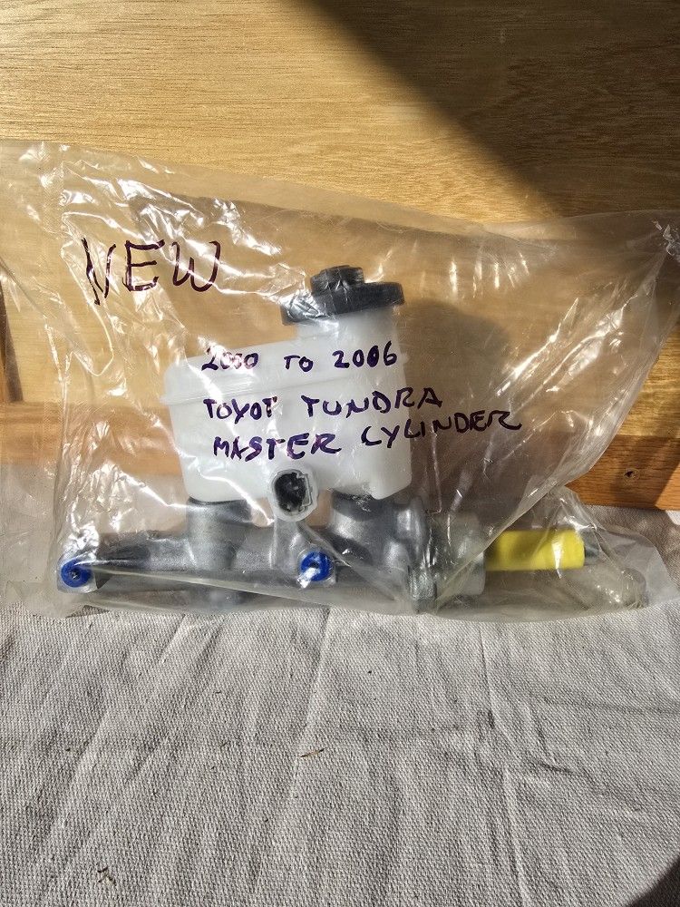 Brake Master Cylinder w/ Reservoir for Toyota Tundra 2000-2006 Bore: 13/16 In