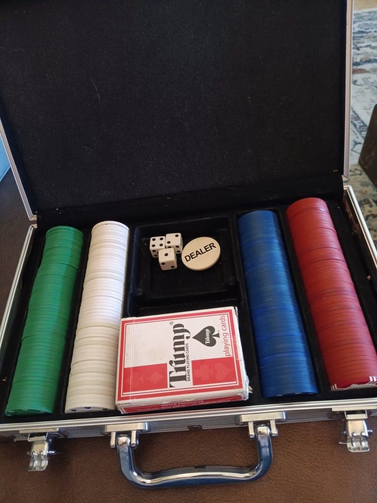Cardinal Industries Poker Set in Metal Case.