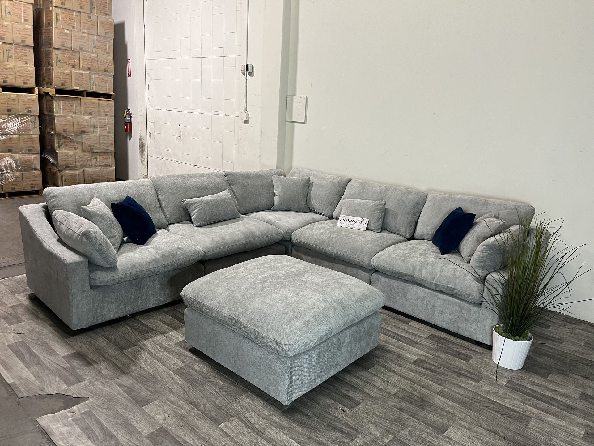 BRAND NEW IN BOX! Gray CLOUD 6 Piece Modular Sectional Couch (FREE DELIVERY 🚚)