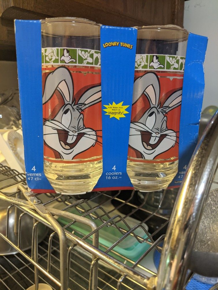 Vintage 1999 Bugs Bunny and Looney Tunes Character 16 oz Glasses  