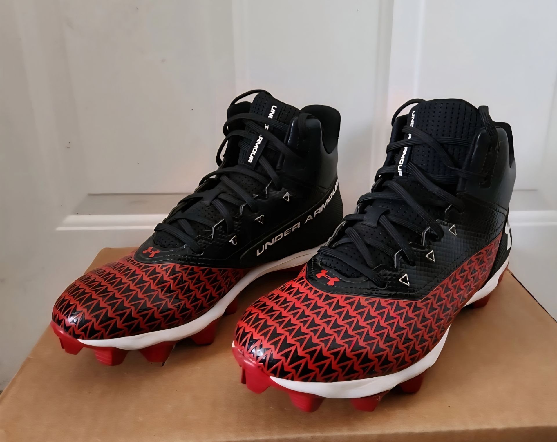 Under Armour Men's Cleats Size 9, Like New