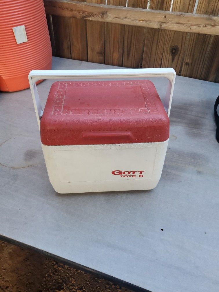 Vitage  Ice Chest Cooler By GOTT6  I ASK $20.00