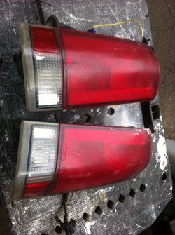 Chevy/ gmc van brake lights. Came from 2000 GMC savanna van. Also fit Chevy express vans. Not sure which years are compatible. Comes complete with bu