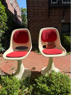 Curb alert- free vintage chairs
