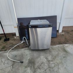 FREE DISHWASHER AND TV (TV DOESNT WORK)