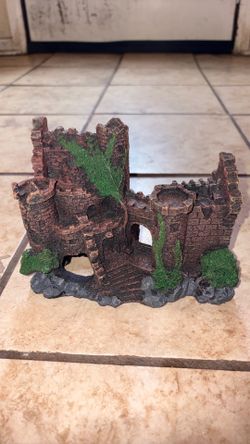 Reptile tank castle