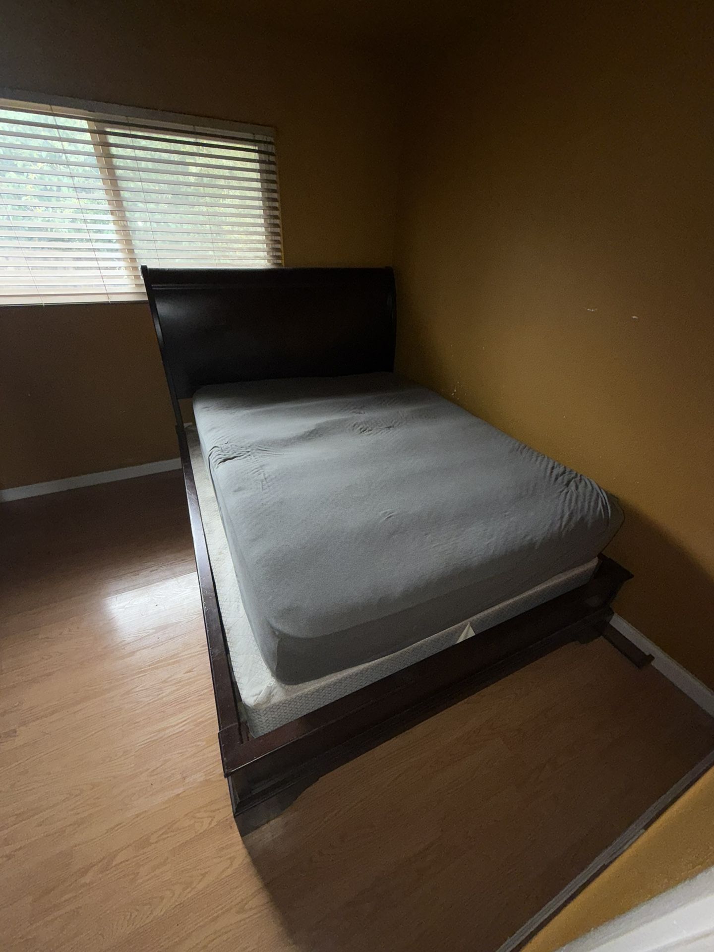 Bed With Matching Dresser And Mirror