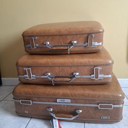 Vintage 60s/70s American Tourister 3-Piece Hard-Sided Luggage Set – Saddle Tan, Chrome Hardware

