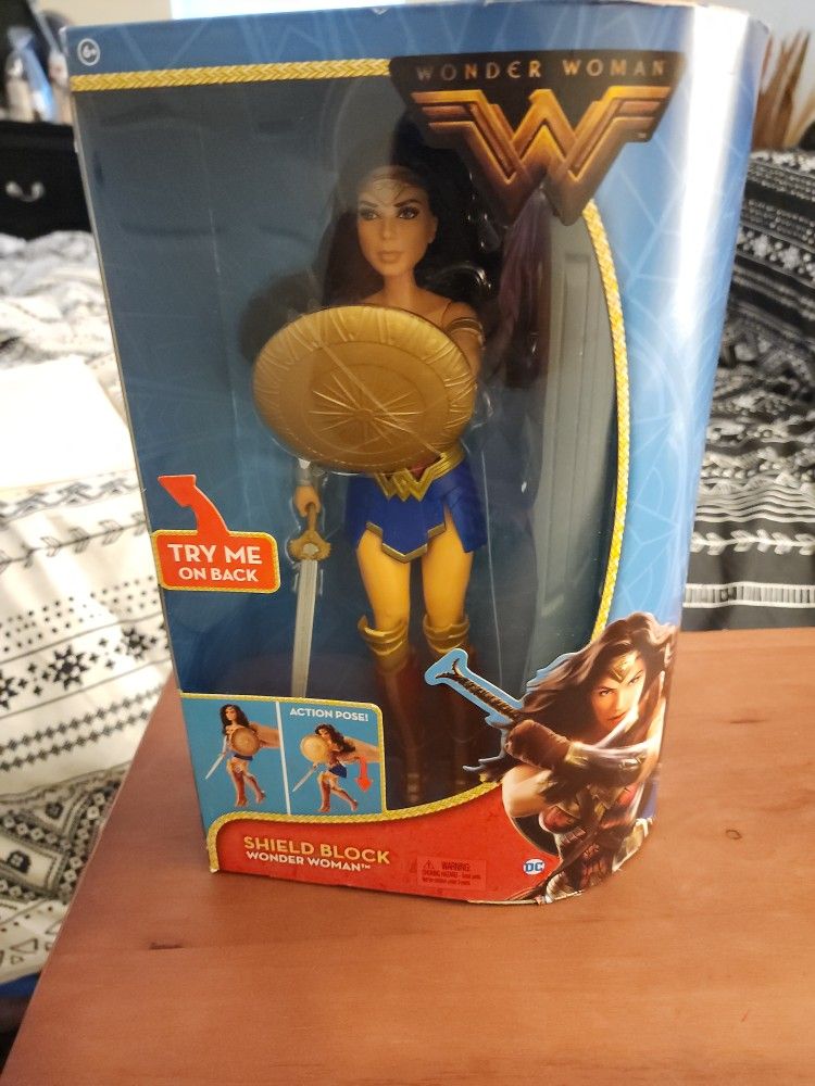 Wonder WOMAN DOLL WITH SHIELD BLO CK