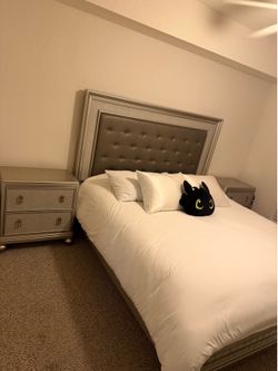 Sofía Vergara by Rooms To Go 4-Piece Queen Bedroom Set – $500