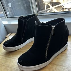 Woman’s Black Heeled Pump