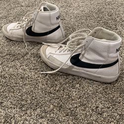 Nike Shoes (Size 7Y)