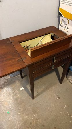 Heirloom sewing machine no use for it anymore. Good condition and family cash pick up only. Heirloom sewing machine no use for it anymore. Good condit