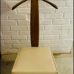 Authentic vintage oak valet chair manufactured by The Setwell Company (Michigan), dated April 14, 1967 (original label intact). Beautiful mid-century 